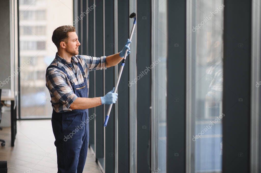 Bureaux propres et lumineux après nettoyage professionnel